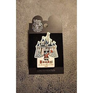 Disney Limited Edition Mickey Mouse Christmas Pin